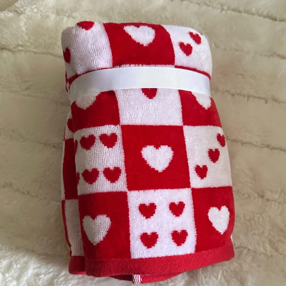 Set of 2 hand towels. Red and White Heart NWT